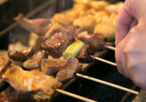 焼鳥を焼くシーン